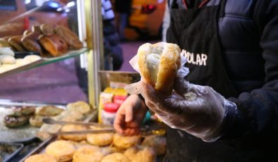 Adı İzmir ile özdeşleşen sokak lezzetleri geceleri de rağbet görüyor