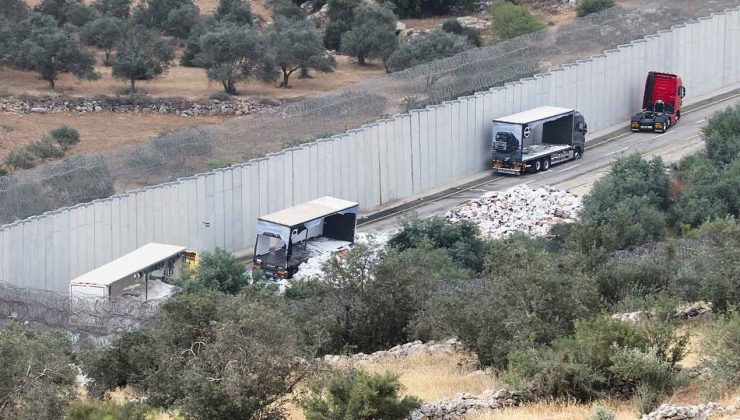 Araştırma: İsrail güçleri bilgi veriyor, yerleşimciler Gazze’ye yardım tırlarına saldırıyor