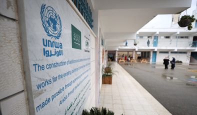 İsrailli yerleşimciler, Doğu Kudüs’teki UNRWA genel merkezinin çevresini ateşe verdi