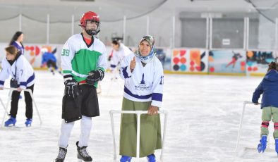 İzmir’de anneler çocuklarıyla birlikte buz pistinde kaydı