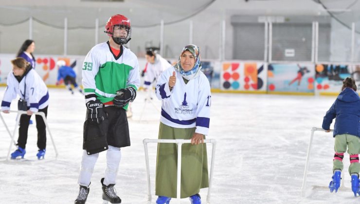 İzmir’de anneler çocuklarıyla birlikte buz pistinde kaydı