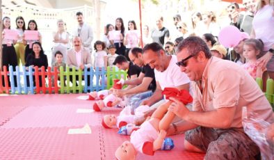 Konyaaltı’da, babalar bebek bezi bağlayarak yarıştı