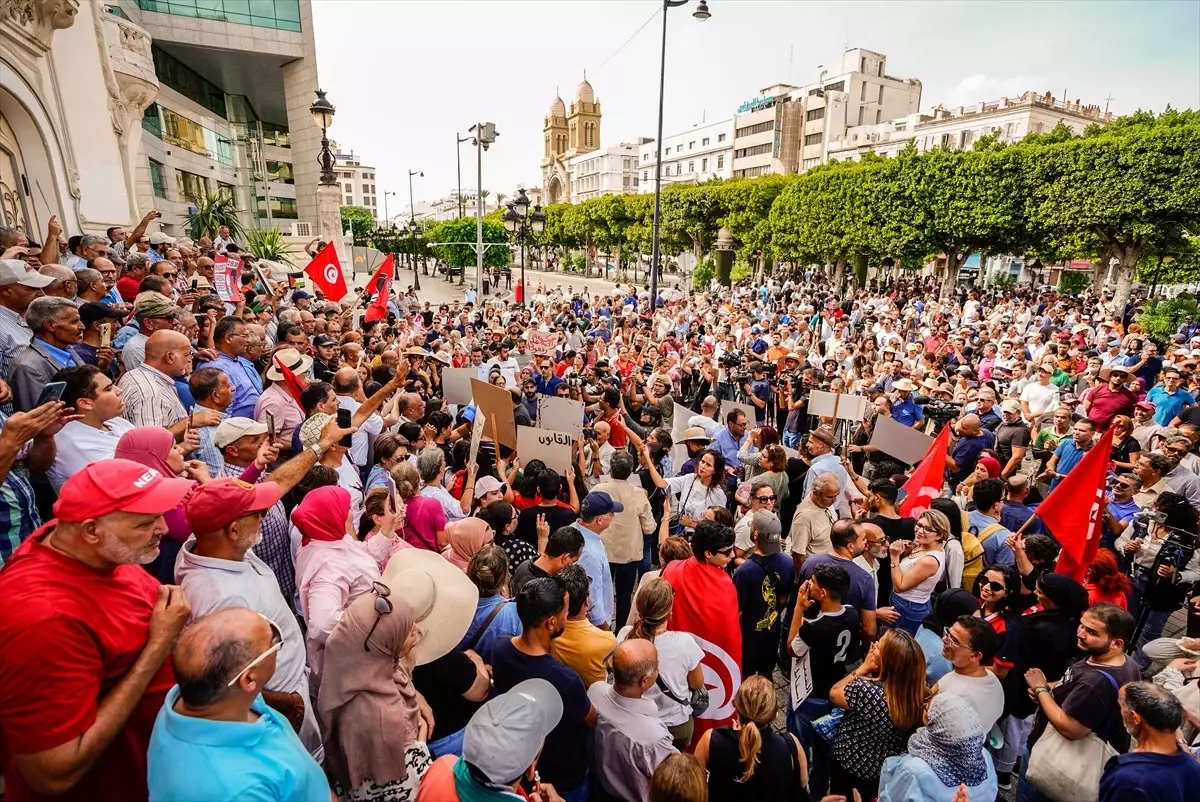 Tunus’ta Seçim Yasası Protesto Edildi