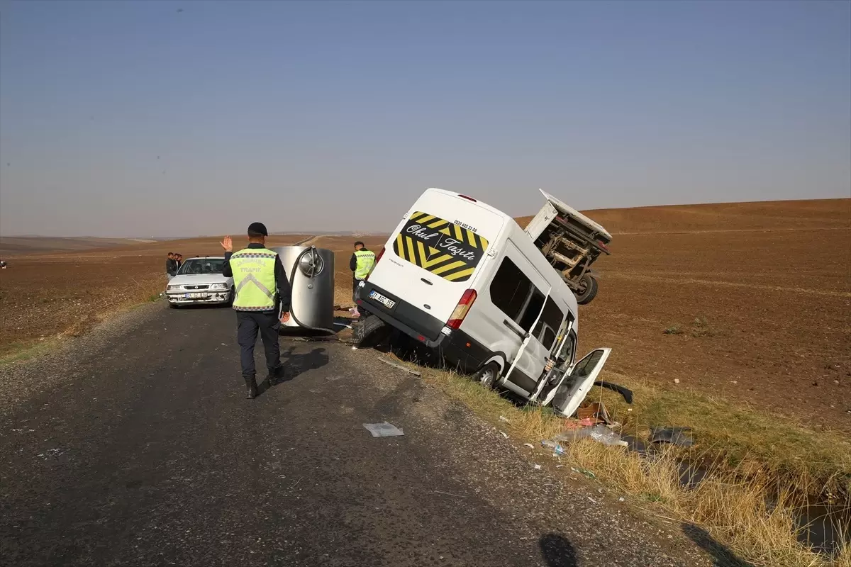 Diyarbakır’da Öğretmenleri Taşıyan Minibüs Kaza Yaptı: 17 Yaralı