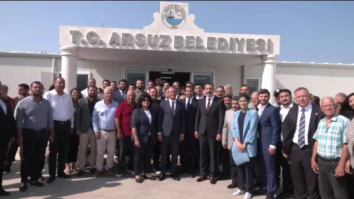 Özgür Özel, İskenderun’daki Okulu Ziyaret Etti