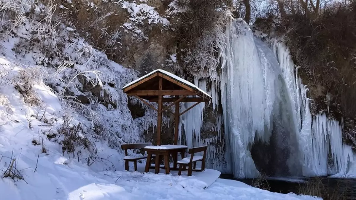 Bayburt’ta hava sıcaklığı eksi 20 derece: Sarıkayalar Şelalesi buz tuttu